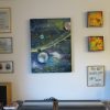 Gul lysstribe - maleri på væggen - Lars Stounberg