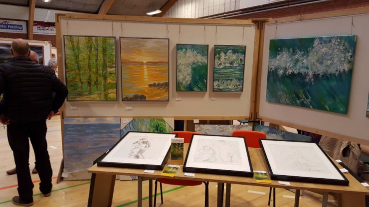 Gæster på kunstudstillingen i Ørting Hallen 2017 - Lars Stounbergs stand med natur malerier